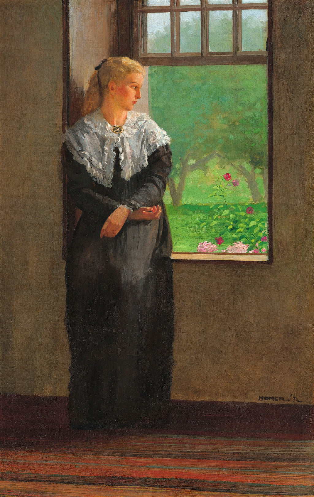 Mulher jovem com vestido escuro e gola branca rendada, em pé junto a uma janela, olhando para um jardim verde com rosas, em uma pintura de Winslow Homer, 'The New Novel'.