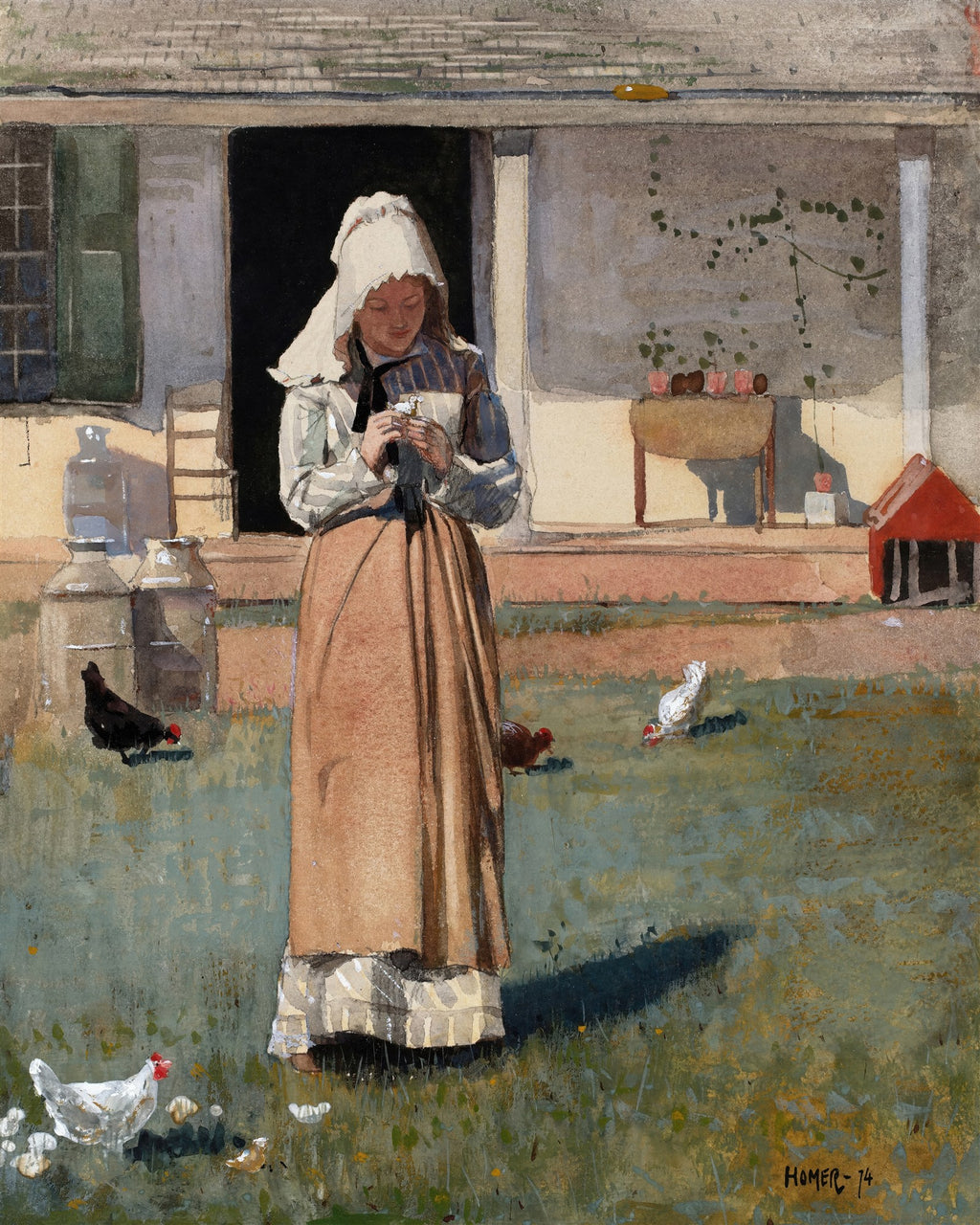 Quadro decorativo mostrando uma jovem mulher com touca e vestido longo, segurando algo nas mãos, em um jardim com galinhas e uma casa ao fundo, pintado por Winslow Homer.