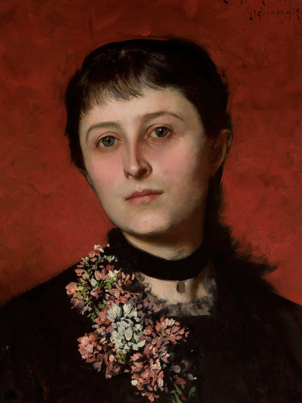 Retrato a óleo de uma mulher jovem com cabelo escuro e franja, usando um vestido preto com um colar de veludo e flores rosadas e brancas presas ao peito, sobre um fundo vermelho vibrante. A expressão facial é serena e contemplativa, com olhos claros e pele pálida. A pintura apresenta rachaduras finas na superfície.