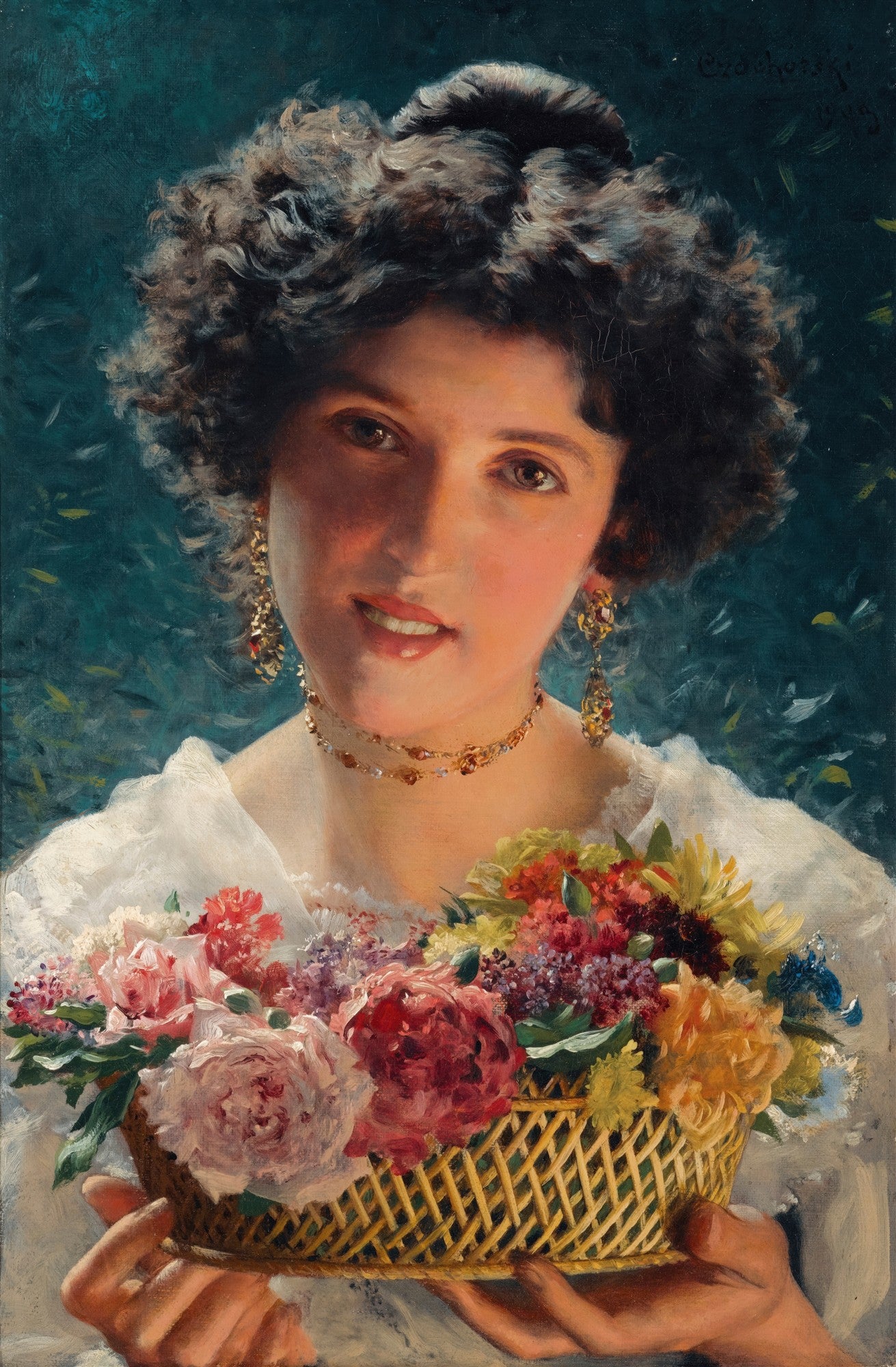 Retrato de uma jovem sorridente com cabelos cacheados escuros, usando brincos e colar, segurando uma cesta cheia de flores coloridas, contra um fundo verde-escuro. Obra de Wladyslaw Czachórski.