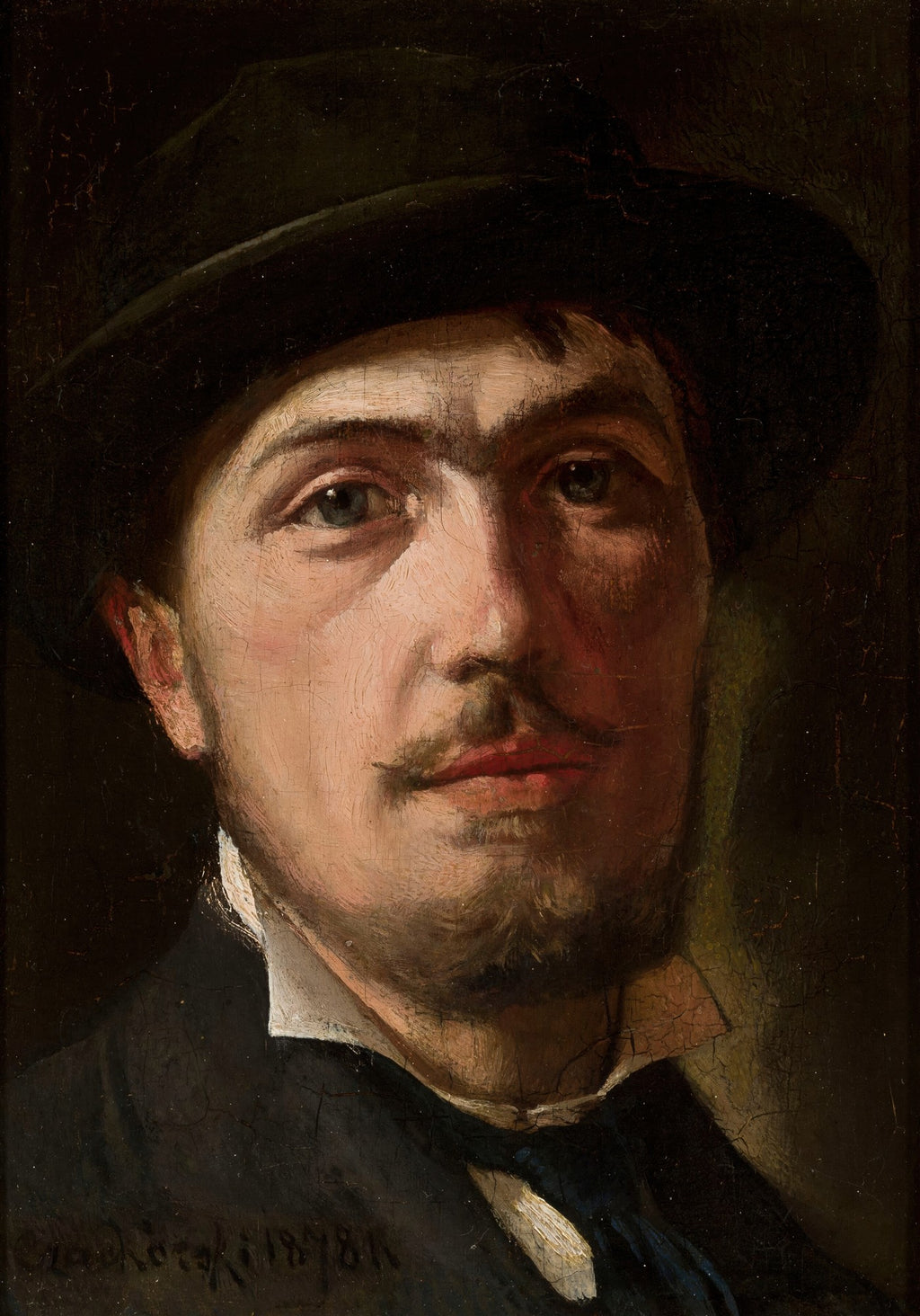 Autorretrato de Wladyslaw Czachórski, um homem com bigode e cavanhaque, usando um chapéu escuro e terno, com um olhar penetrante e sério. A iluminação destaca um lado do rosto e os olhos.