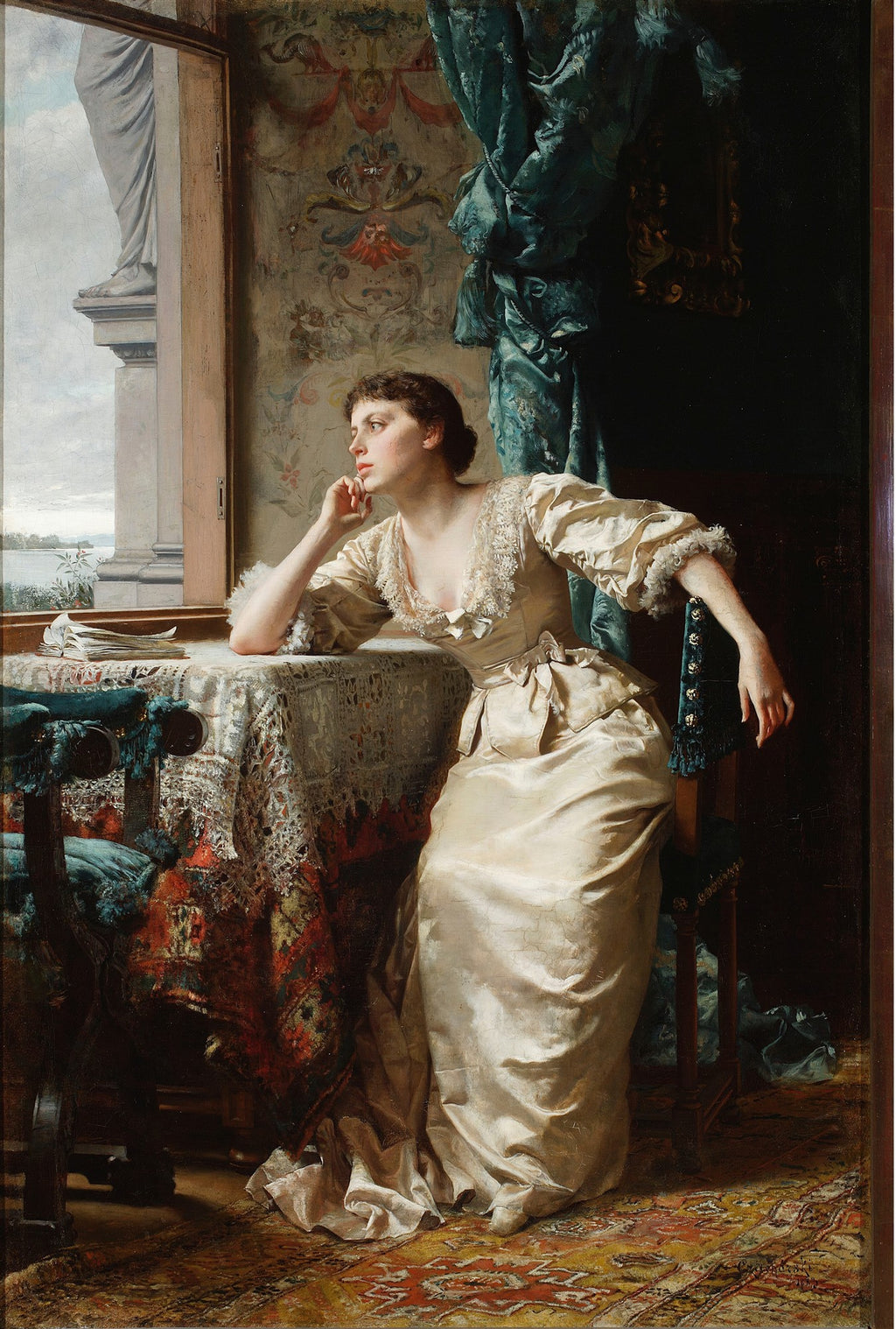 Uma mulher elegantemente vestida em um vestido de seda cor creme, sentada em uma cadeira antiga, olhando pensativamente para fora de uma janela. A cena mostra um interior ricamente decorado com cortinas de veludo azul e papel de parede estampado, e uma paisagem aquática ao fundo.