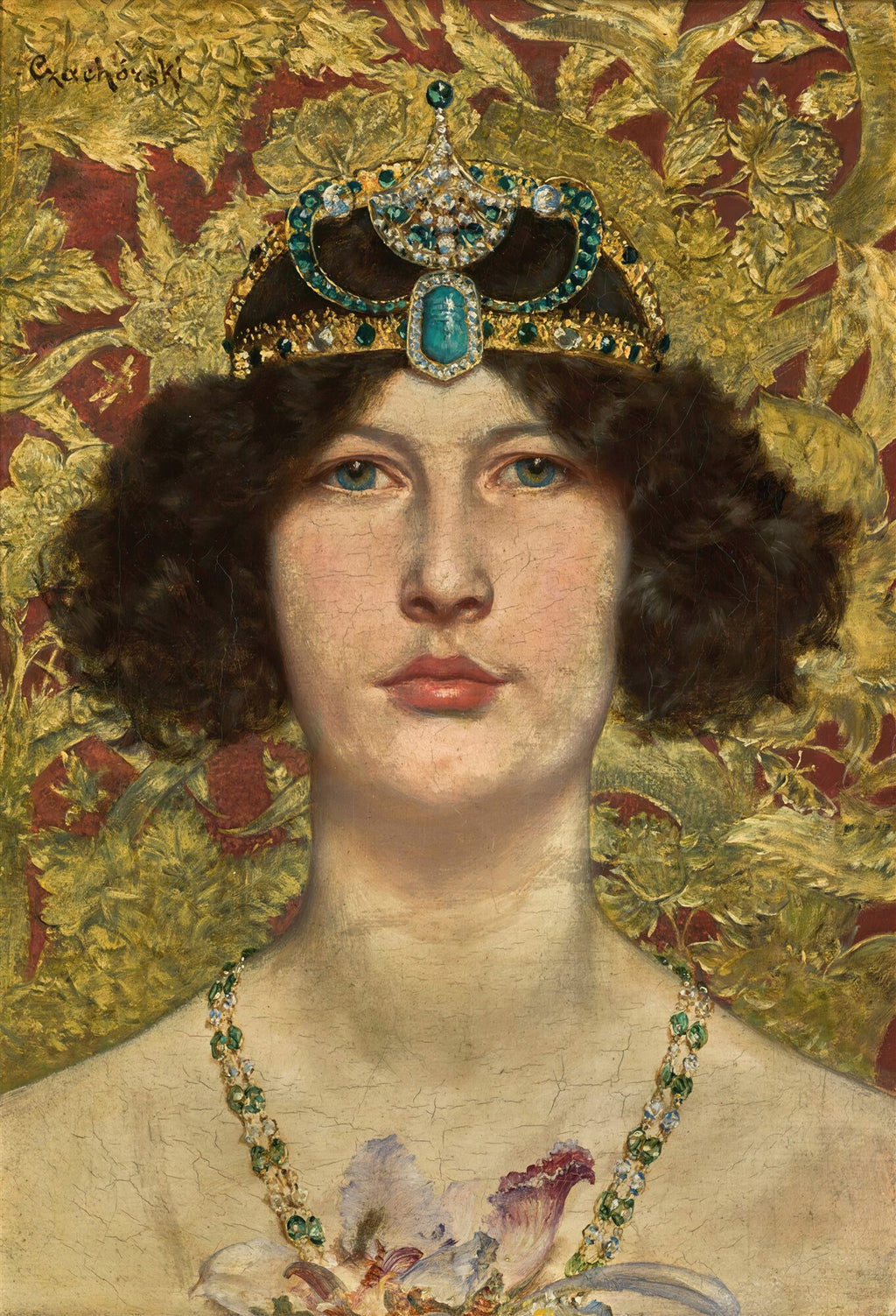 Retrato de uma mulher jovem com cabelo escuro encaracolado, olhos azuis, vestindo uma coroa dourada cravejada de pedras verdes e brancas, e um colar verde, contra um fundo vermelho e dourado com padrões florais. Atribuído a Wladyslaw Czachórski.