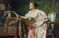 Quadro decorativo de Wladyslaw Czachórski, 'A Leitura da Carta', retratando uma mulher jovem de vestido rosa pálido, com um penteado elaborado, sentada à mesa lendo uma carta, com um baú ornamentado e um relógio antigo ao fundo. A cena é rica em detalhes e texturas, com um tapete estampado e uma parede verde escura.
