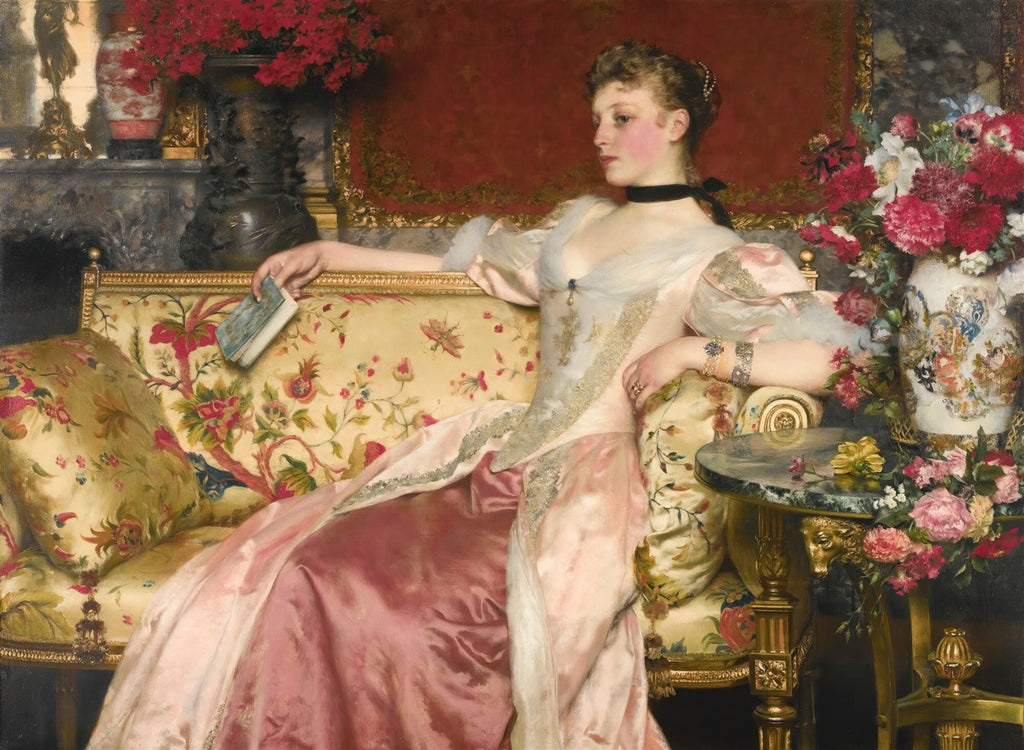 Retrato de uma jovem mulher sentada em um sofá ricamente decorado, vestindo um vestido de seda rosa e branco, com um livro na mão, em um ambiente luxuoso com flores e detalhes ornamentados. Obra de Wladyslaw Czachórski.